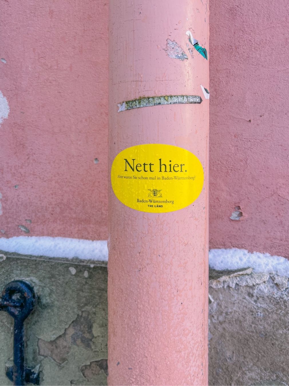 a sticker of the german county Baden-Würtemberg saying „Nett hier. Aber waren sie schonmal in Baden-Würtemberg? The Länd“